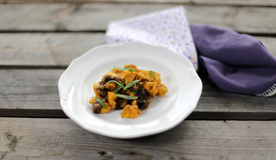 Spezzatino di pollo con prugne e mandorle