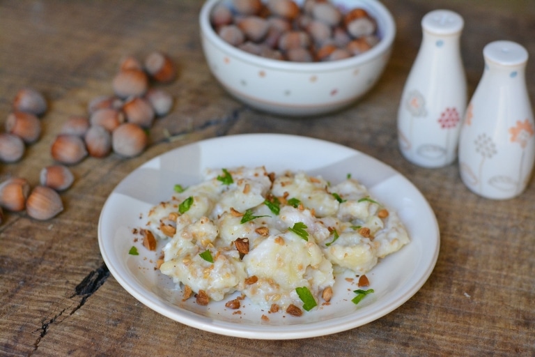 Straccetti di pollo con latte e nocciole