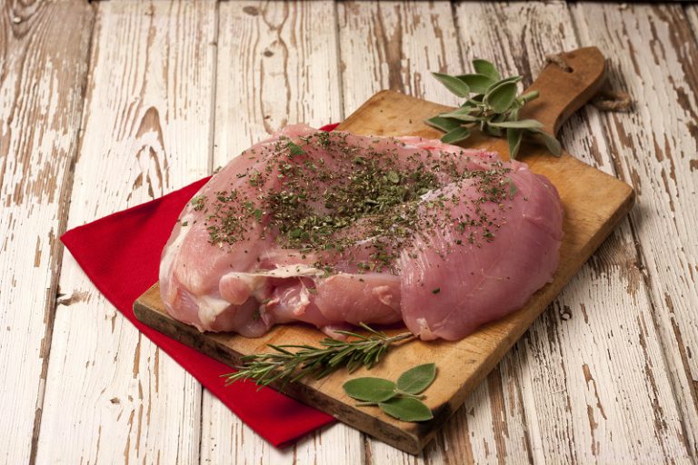 Arrosto tacchino al latte - Tritate gli aghi di un rametto di rosmarino con alcune foglie si salvia, aggiungete del sale e distribuite all’interno della fesa di tacchino
