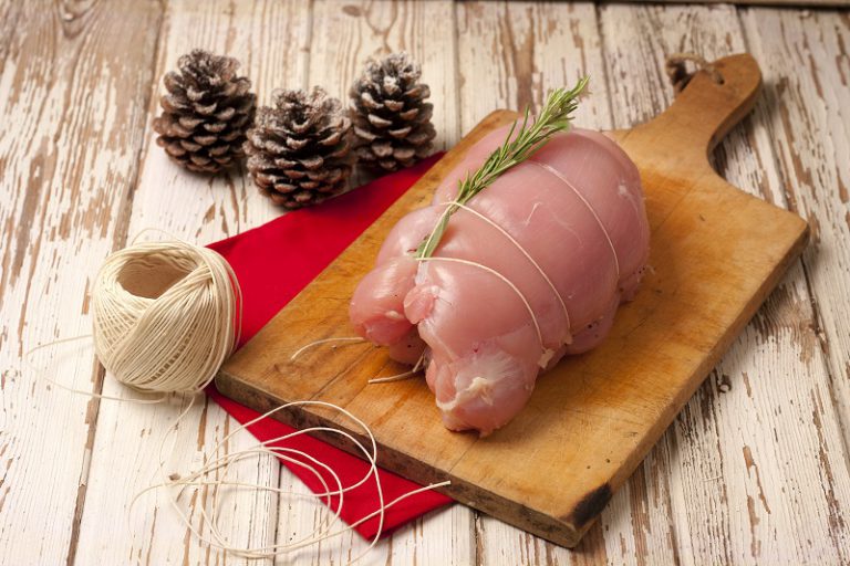 Ricetta arrosto di tacchino al latte - Legate la fesa con dello spago da cucina, in un tegame mettete due cucchiai di olio extravergine di oliva e fate rosolare da entrambe le parti a fuoco vivace.
