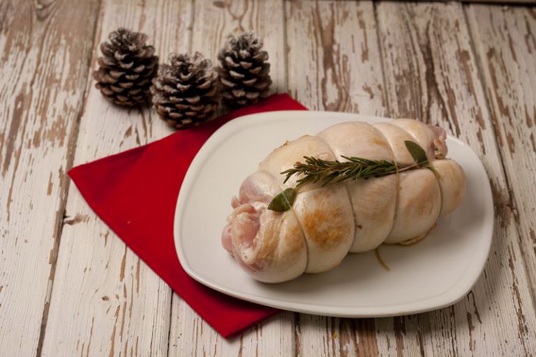 Arrosto di tacchino al latte Bimby - Togliete l'arrosto di tacchino dal tegame e mettetelo da parte.