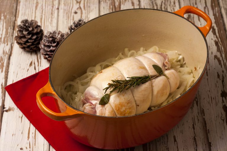 Arrosto di tacchino in pentola - Affettate sottilmente le cipolle e lasciatele stufare a fuoco basso per circa 20 minuti, aggiungete al termine la fesa di tacchino.