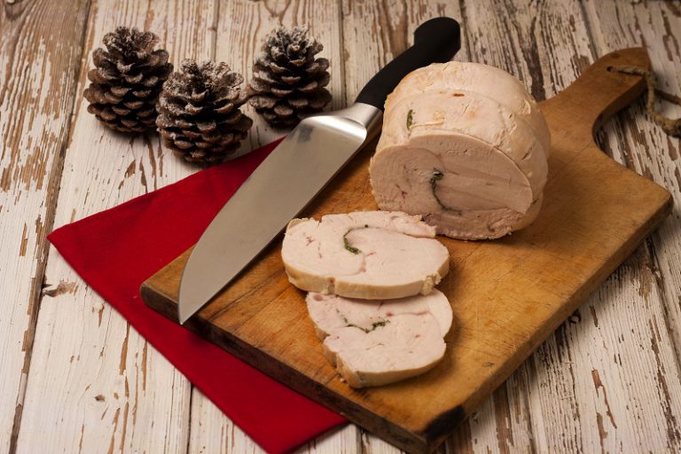 Fesa di tacchino arrosto - Aggiustate di sale e togliete l’arrosto dal fuoco. Prima di affettarla lasciate riposare un po’ in modo che sia più semplice da tagliare.