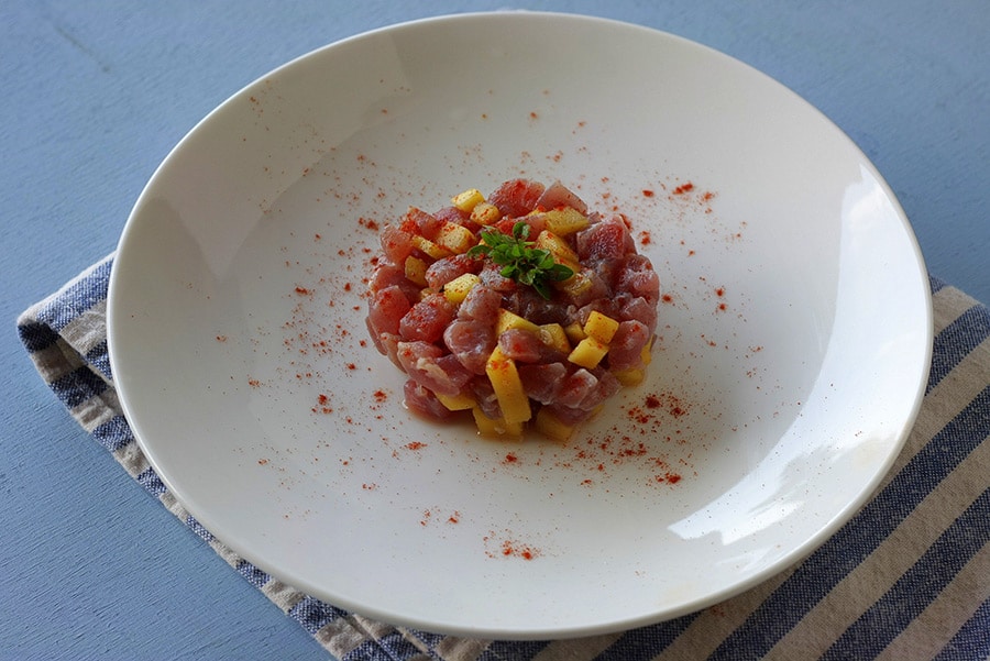 Tartare di tonno fresco al pompelmo con mango