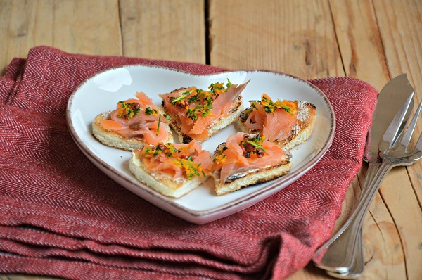 Tartine al salmone e arancia