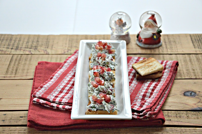 Tartine alle erbe con ricotta e melagrana
