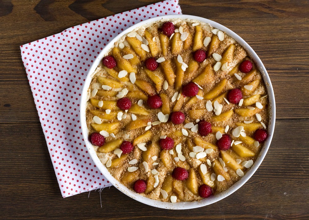 Torta del cuore alle mandorle, pesche e lamponi