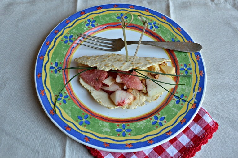 Tortillas con frutta fresca e noci