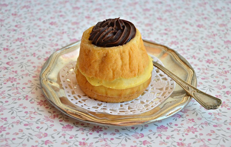 Tortine alla crema con glassa al cioccolato