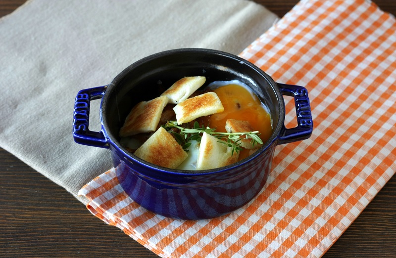 Uovo in cocotte con finferli e crostini di pane
