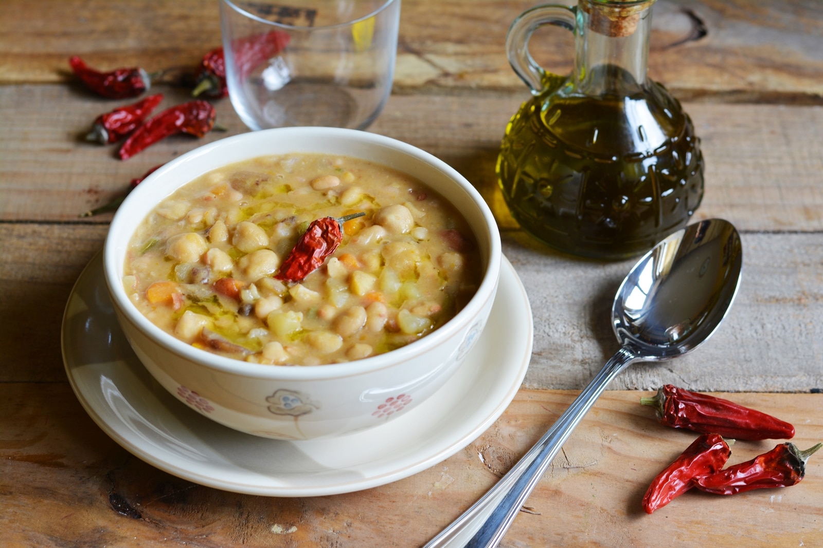 Zuppa di legumi con castagne e funghi