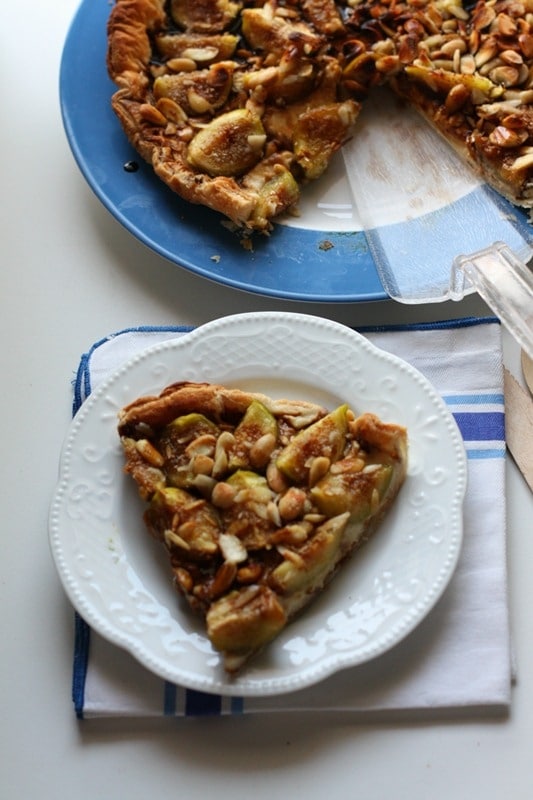 Crostata di sfoglia con fichi freschi e mandorle