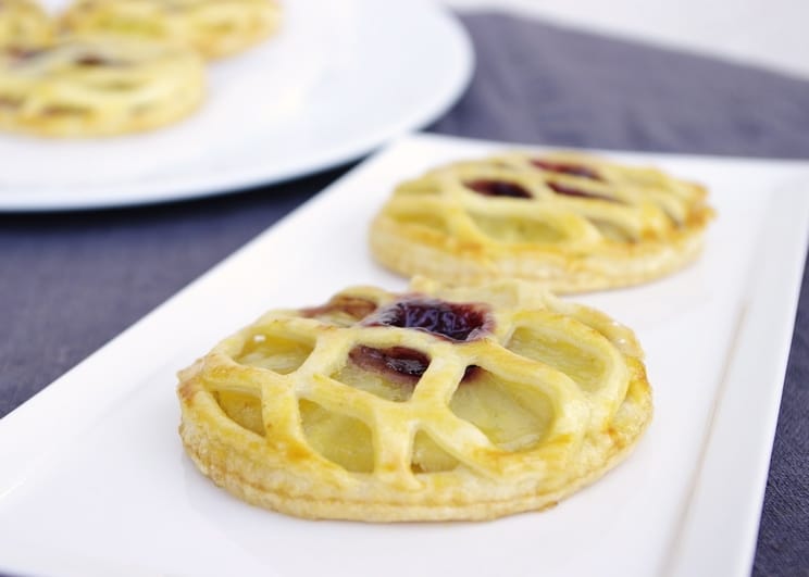 Sfogliatine con ananas, crema e marmellata