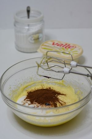 Rotolo red velvet: aggiungere il resto degli ingredienti