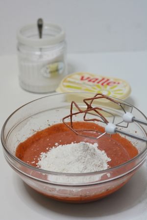 Rotolo red velvet: aggiungere farina e lievito