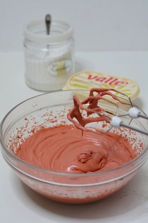 Rotolo red velvet: amalgamare fino a quando il composto non è omogeneo