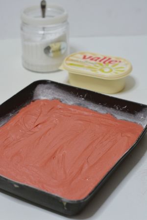 Rotolo red velvet: versare il composto in uno stampo