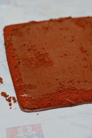 Rotolo red velvet: spolverare con zucchero a velo e lasciare raffreddare