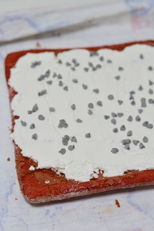 Rotolo red velvet: farcire con panna montata e zucchero a velo