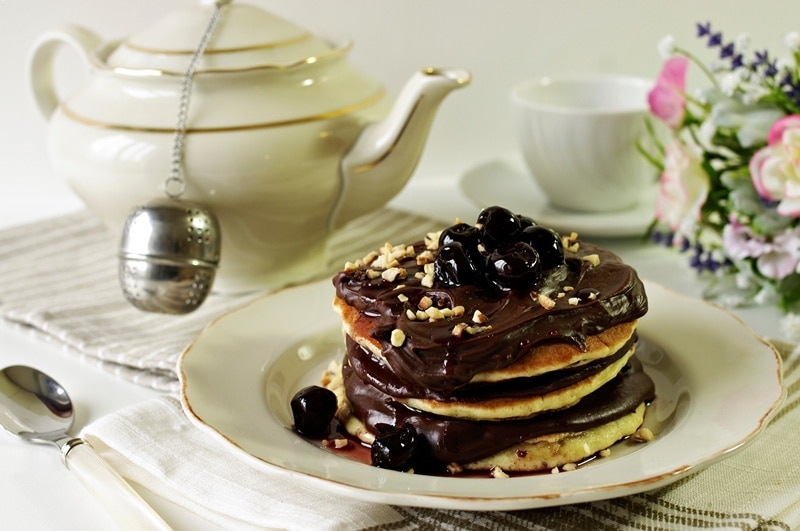 Pancakes con crema di cioccolato, amarene e nocciole