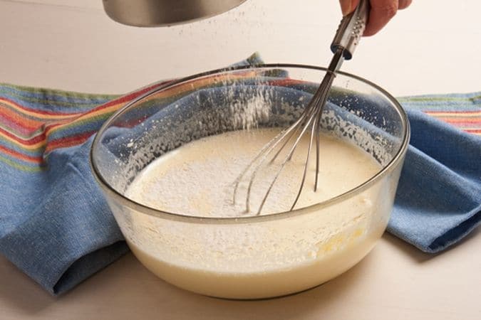Torta di noci: montare le uova e aggiungere la farina