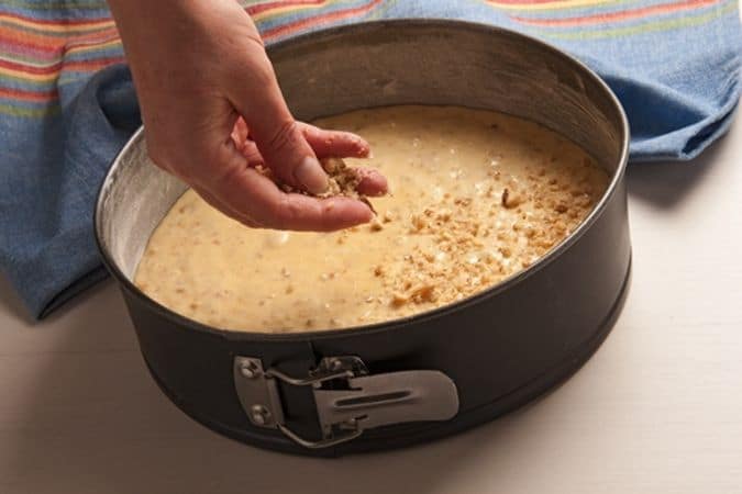 Torta di noci: cospargere il composto con granella di noci