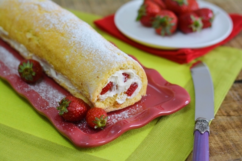 Rotolo al limone con crema e fragole