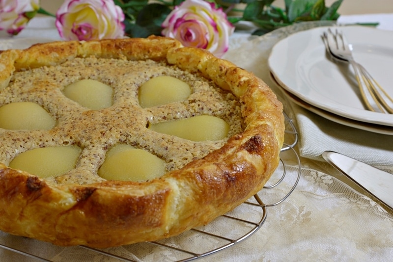 Torta sfogliata di pere e crema frangipane