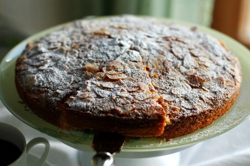 Torta di fioretto di mais e mandorle croccanti
