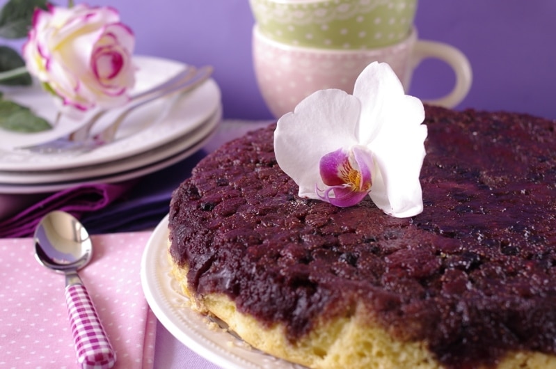Torta rovesciata di lamponi e fragoline di bosco