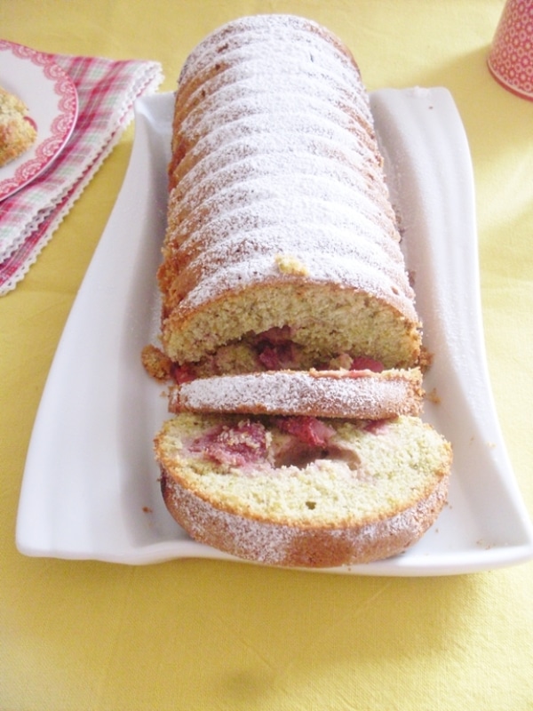 Tronchetto alle fragole e pistacchi