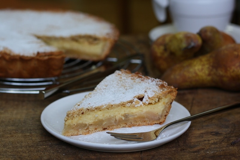 Crostata con frolla alle nocciole e farcia di crema e pere