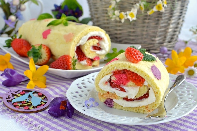 Rotolo fiorito, un gustoso rotolo alle fragole