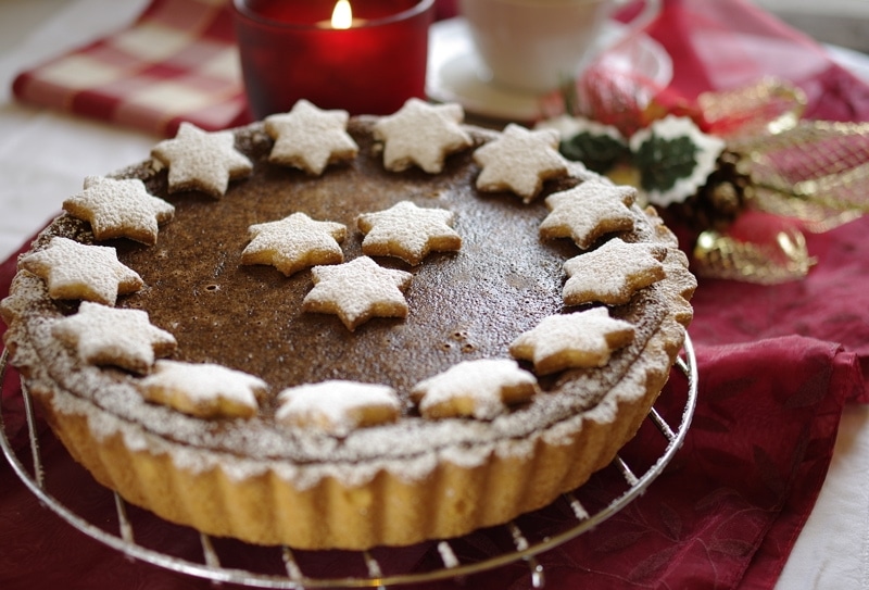 Crostata dal cuore morbido di cioccolato ed amaretti – Natale