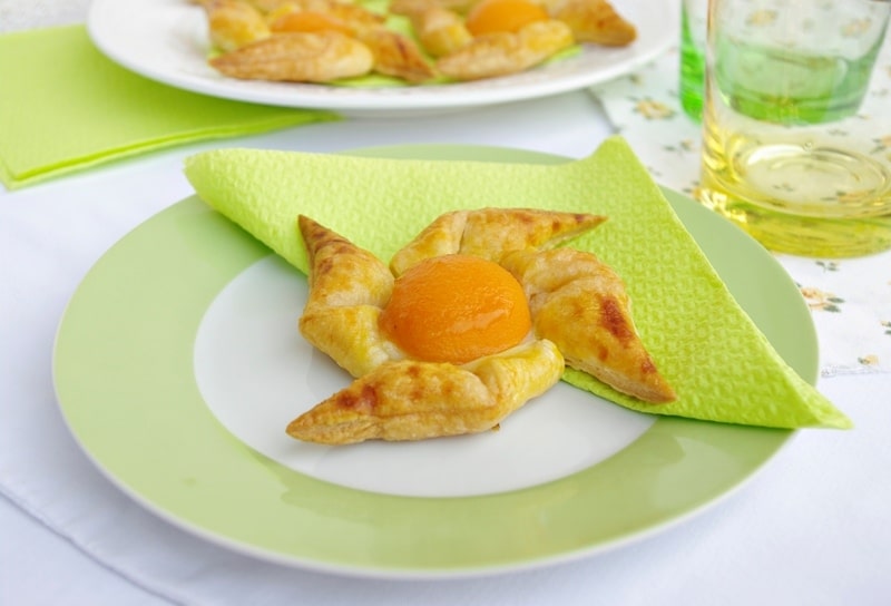 Girandole di sfoglia e albicocche