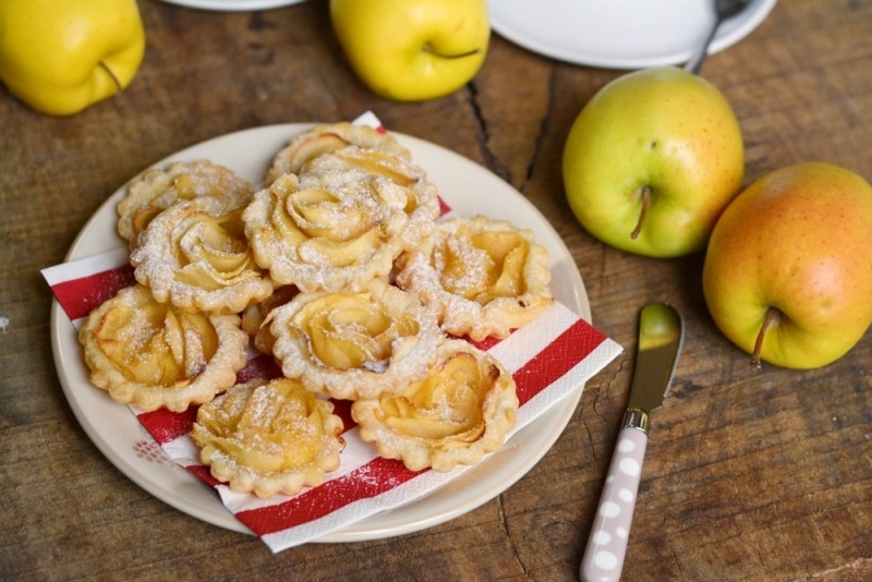 Crostatine di sfoglia con crema e rose di mele