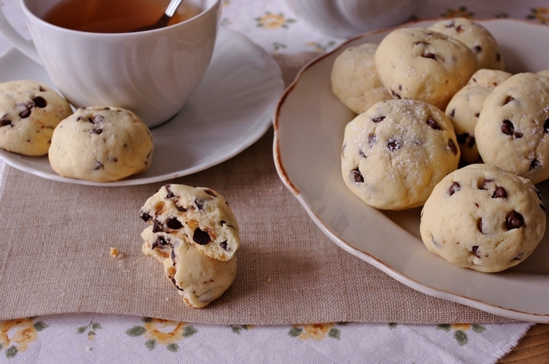 Biscotti bianchi con gocce di cioccolato