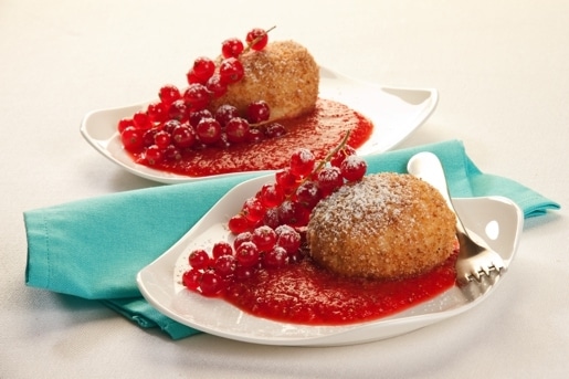 Canederli dolci di ricotta con salsa di fragole e ribes rosso