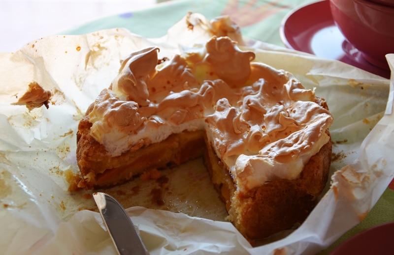 Torta alle pesche meringata