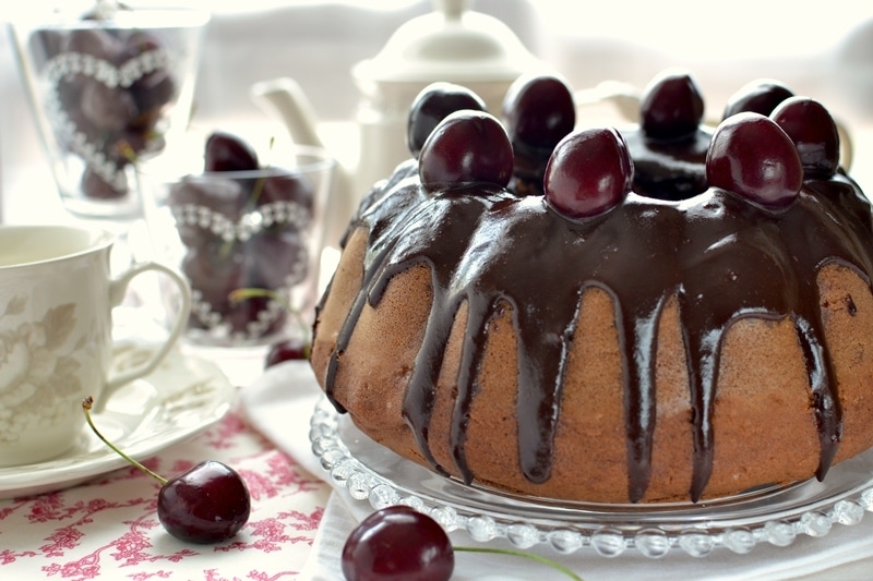 Torta al cioccolato glassata con ciliegie