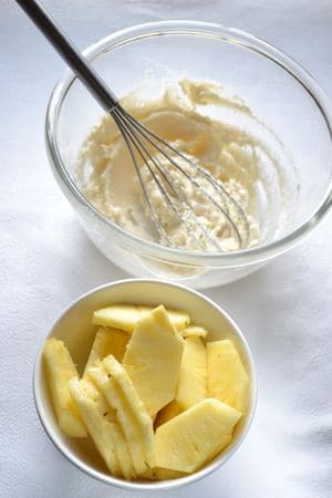 Torta morbida all'ananas: tagliare l'ananas