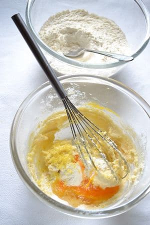 Torta morbida all'ananas: unire all'uovo la farina e il lievito