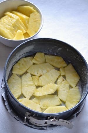 Torta morbida all'ananas: mettere l'ananas in una tortiera