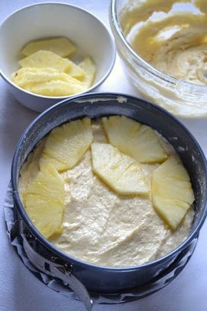 Torta morbida all'ananas: versare l'impasto nella tortiera