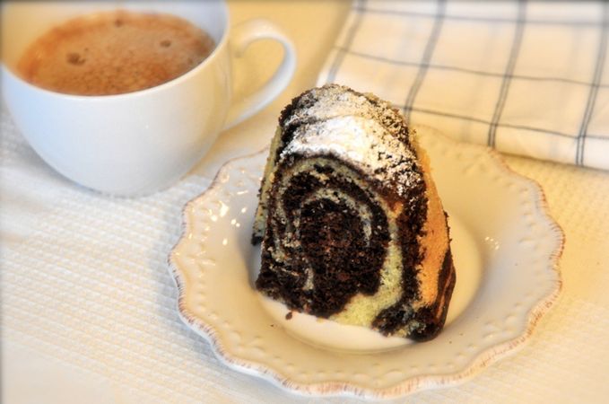 Torta variegata al cacao: l'ultima fase della preparazione