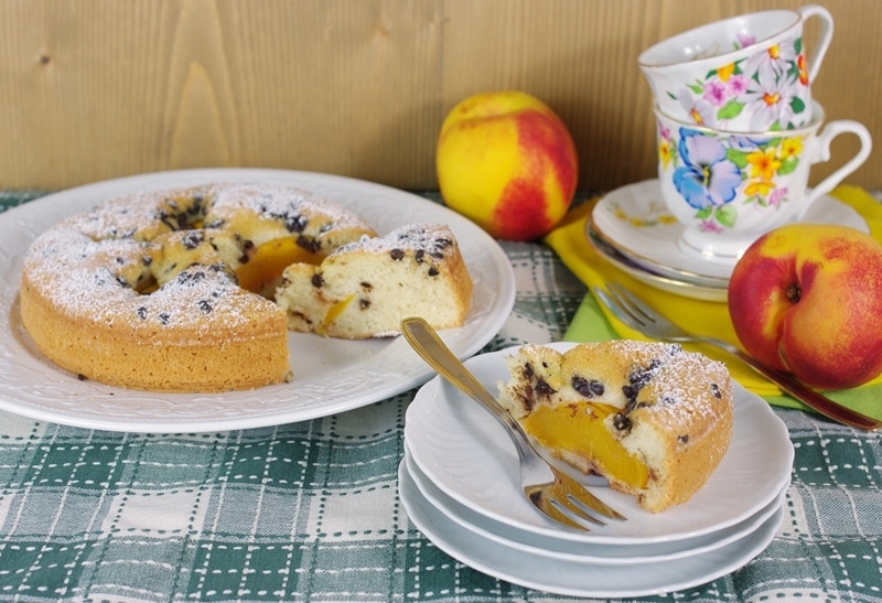 Torta bianca di nettarine e cioccolato