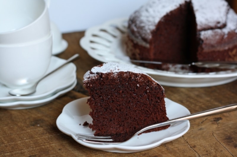 Torta soffice con latte di mandorla e cacao