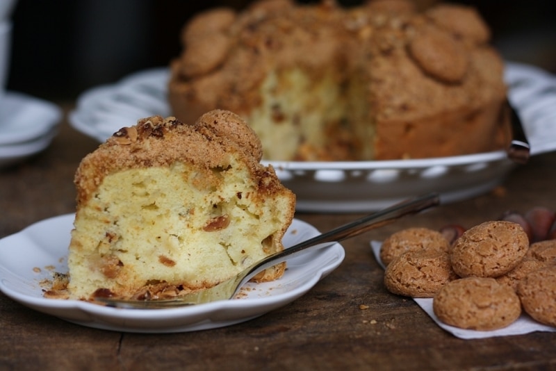 Torta con mele, amaretti e nocciole