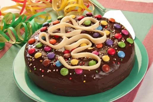 Torta di coriandoli e stelle filanti