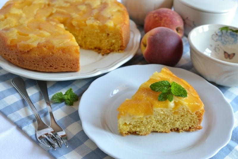Torta gialla rovesciata alle pesche